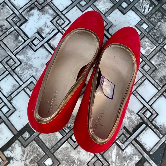 RED SHOES! Suede Cole Haan Party Pumps with Chunky Gold Heels size 9.5 - Picture 10 of 10